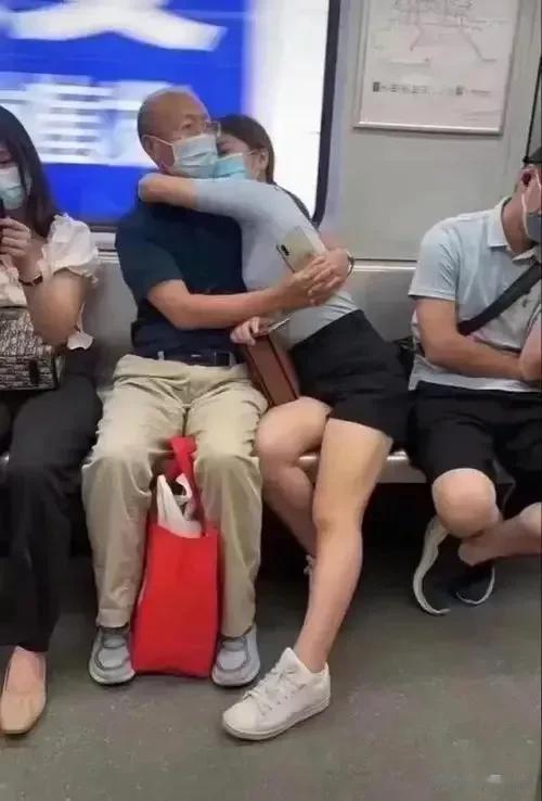 看到过一张被热传的照片，在地铁上，一个花季女孩，紧紧拥抱着身边的老人，老人双手环
