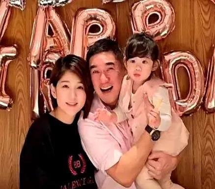 吴大维首次晒全家福引热议，曾誓不婚今成超级奶爸，反映时代对婚姻抉择的影响。吴大
