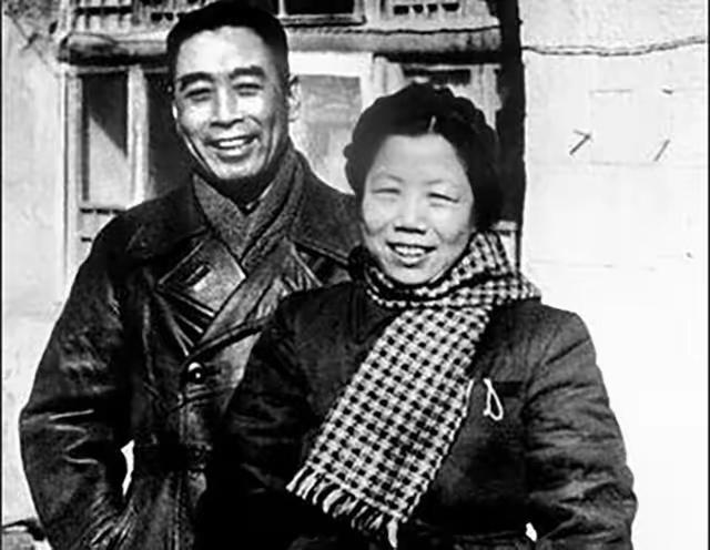 有一天，在西花厅，周秉德就忍不住问了伯伯一个问题。她问：“伯伯，我听人说，当年那