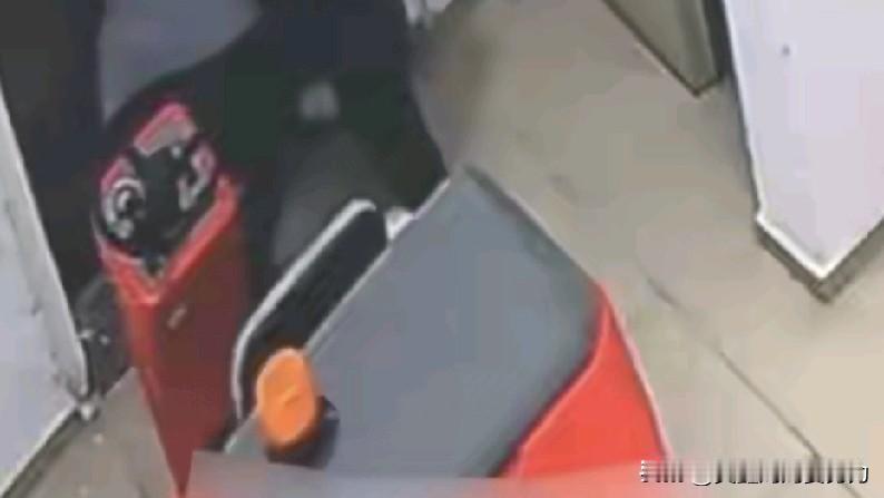 一个操作，一条人命：新员工的第一天，究竟发生了什么？据视频11月1日报道，北