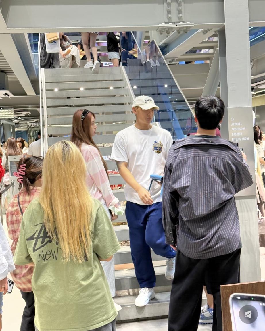6月23日，黄子韬与徐艺洋韩国逛街被偶遇，黄子韬好壮实，而徐艺洋侧面脸很小，下巴