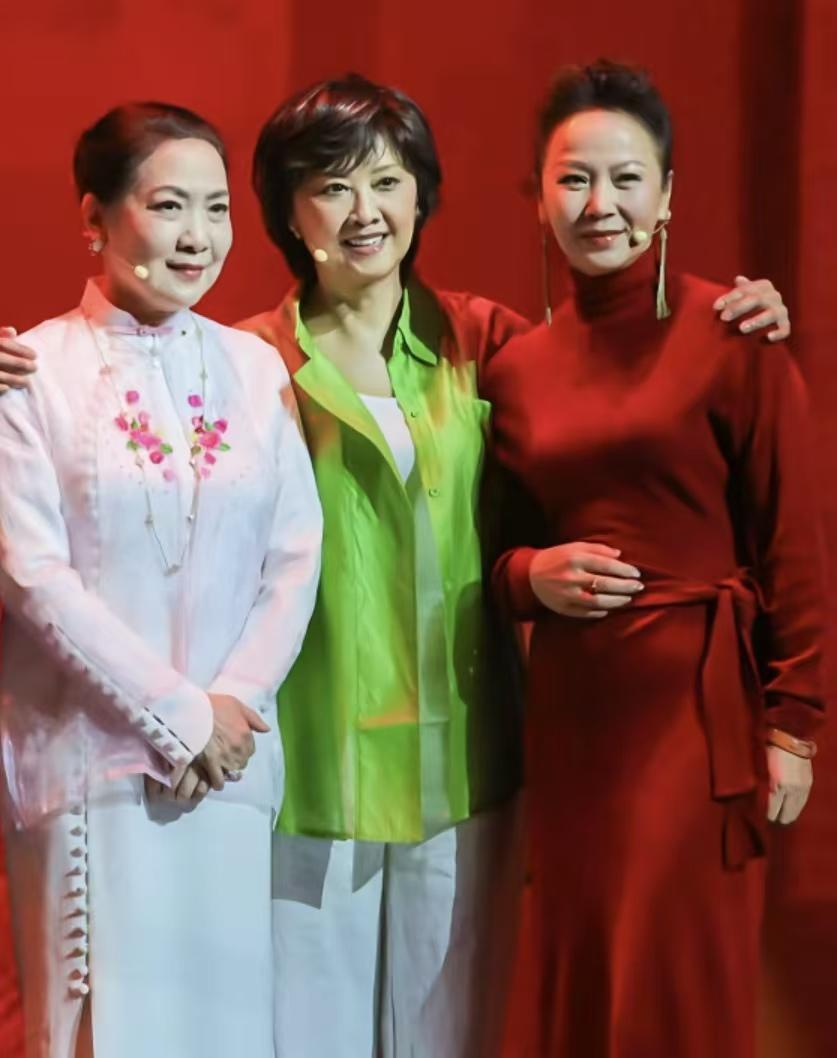3位女星同框,年龄最大的她，为何最显年轻？一张3女星同台合照，点燃了无数人的
