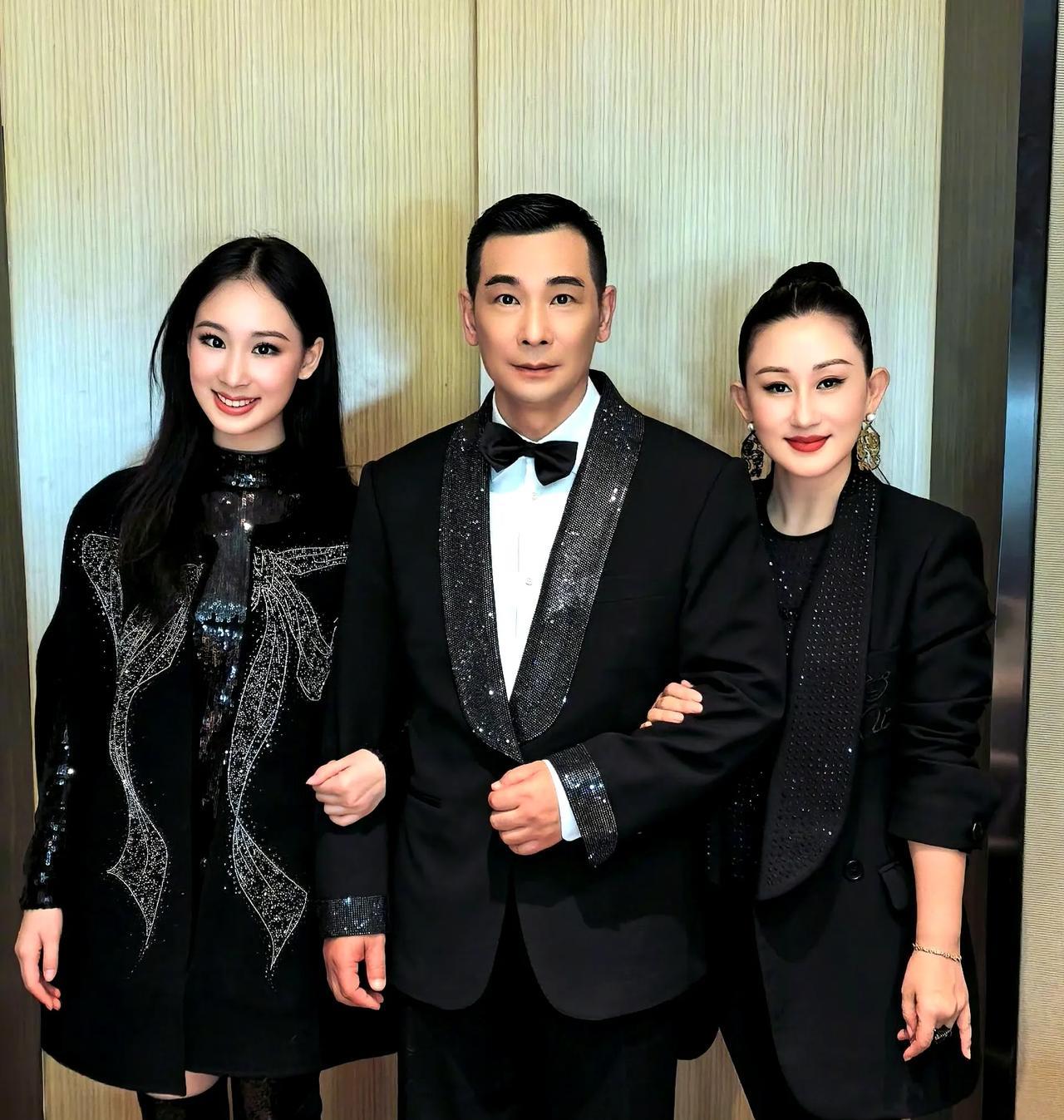 赵文卓女儿都成年了，小姑娘在18岁生日这天发长文感谢父母，文笔太好了看得好感动，