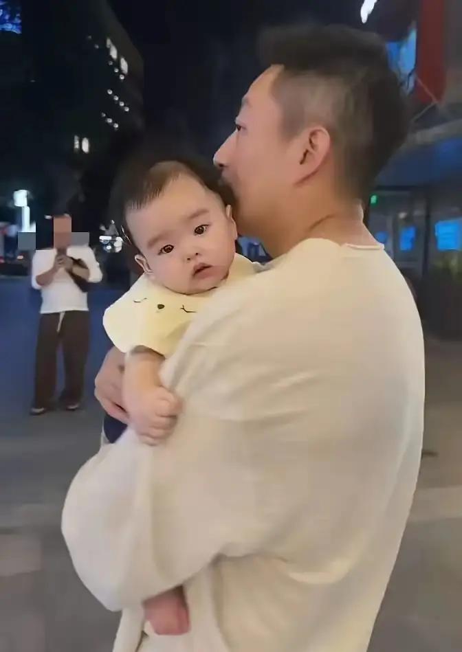 汪小菲终于可以大大方方地晒娃了，小菲和筱梅，这便是幸福的模样。有网友看到汪