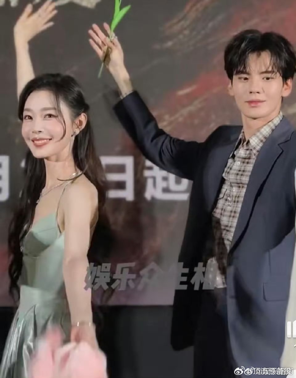 宋轶绿色露背长裙好美！在逃公主即视感，好瘦啊！​​​毕雯珺也好帅郎才女貌