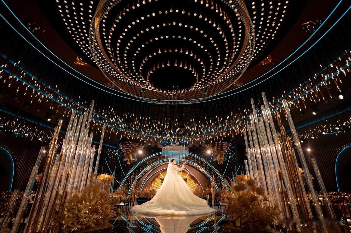 婚宴，终于有了新人自己的痕迹——开始简化了。连着几场婚宴，终于不再有特邀的司仪