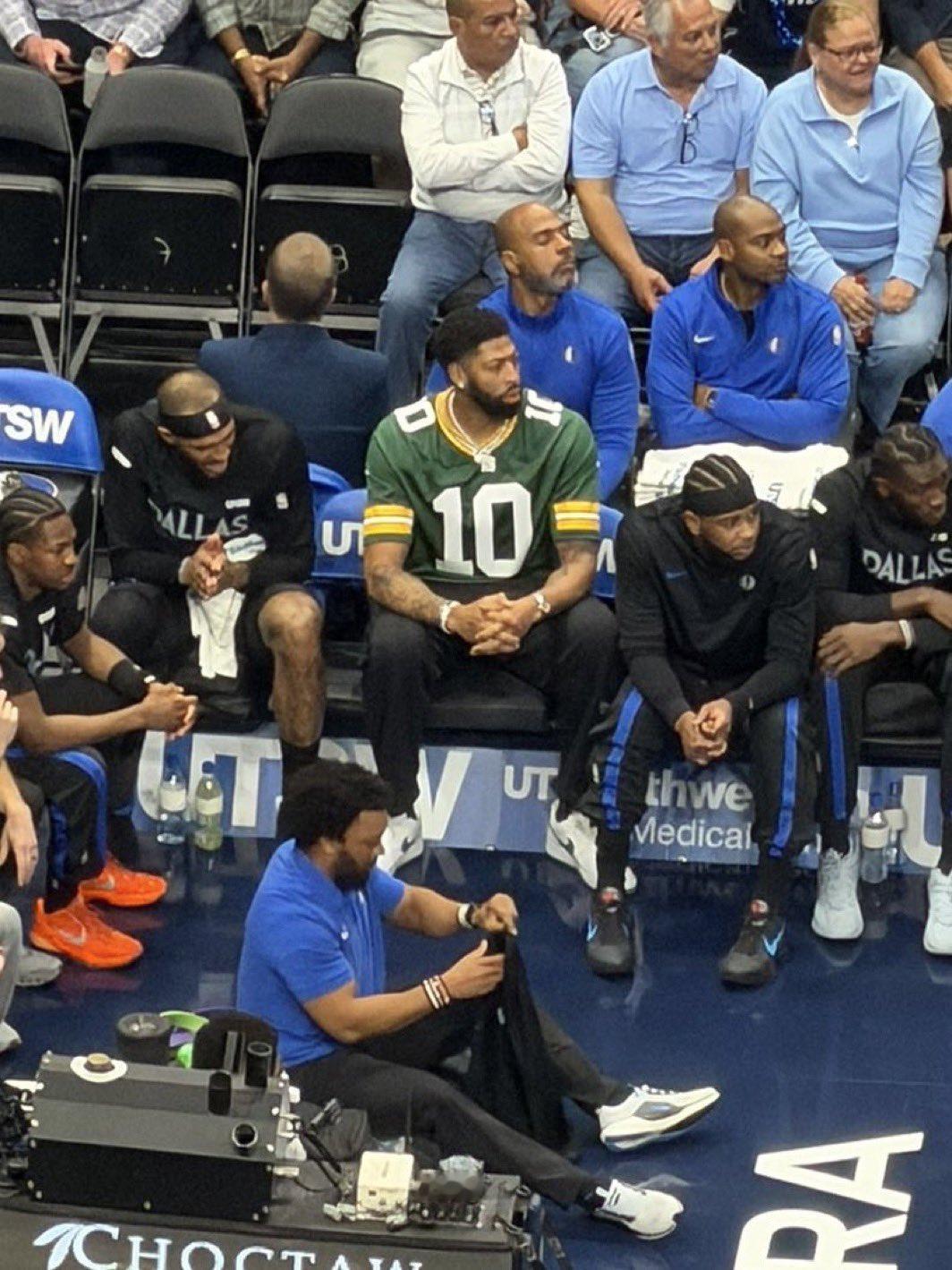 浓眉老师，现在已经胖到有一个半座位宽了……PS：你说你坐独行侠场边，穿了这么个队