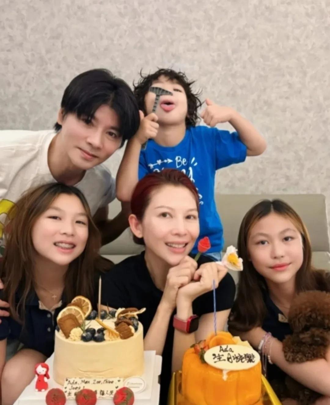 蔡少芬52岁生日，在家庆祝生日，老公张晋送花送蛋糕，向妻子深情表白。看她晒全家