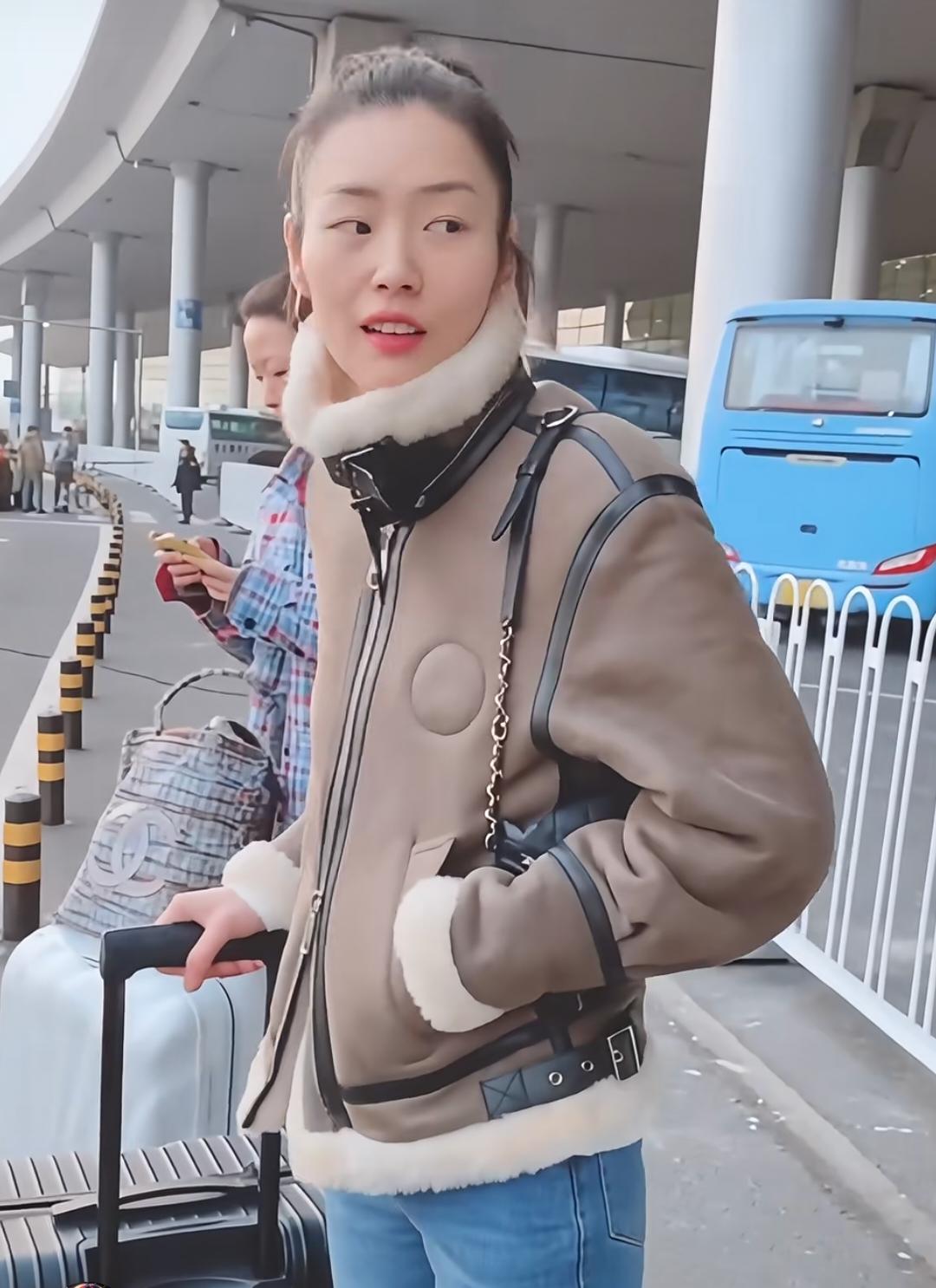 素颜很漂亮，个子很高长相确实也很高级！但是一想到她的现任是倪妮的前任，还是接受