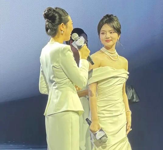 本以为任敏终于意识到自己被鼻子耽误了，结果她真的说到做到，只修图，绝不动鼻子[捂