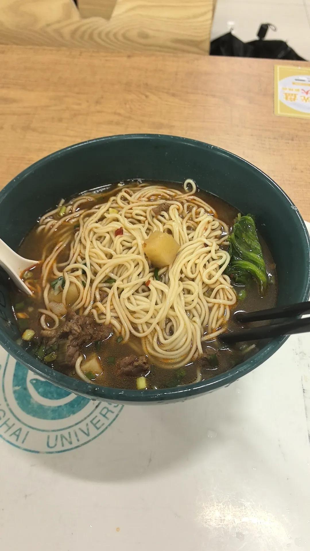 早上在学校食堂吃完早餐，刚走出食堂，发现前面的一个女学生边走路边剥鸡蛋，终于剥好