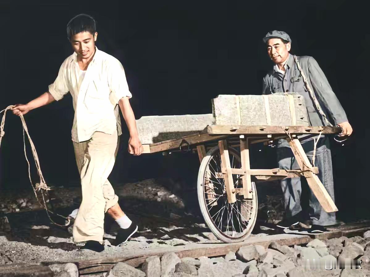 这是一张难得一见的周总理推车的珍贵老照片，拍摄于1958年十三陵水库建设工地。