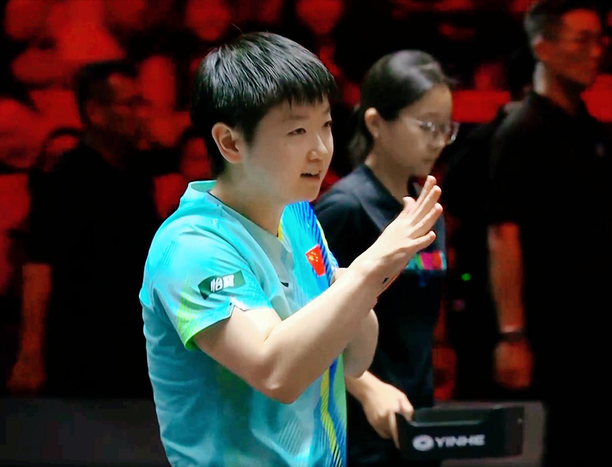 虽然孙颖莎3:1赢了石洵瑶！但侯英超说：这次新加坡大满贯的最佳球，就是石洵瑶的