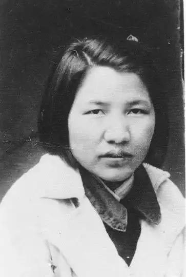 这位女性是毛主席的侄女，毛泽民唯一的女儿，她带男朋友见主席时，得知父亲牺牲，临终