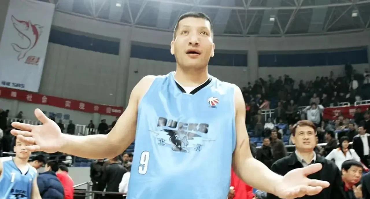 他先后效力过5支球队，全部夺冠了。第一支，北京首钢，2011-14年在马布里的