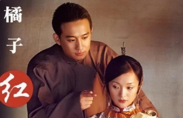 2002年，周迅在拍《橘子红了》时，她爸妈到剧组看她。看到女儿和黄磊一起拍戏，爸