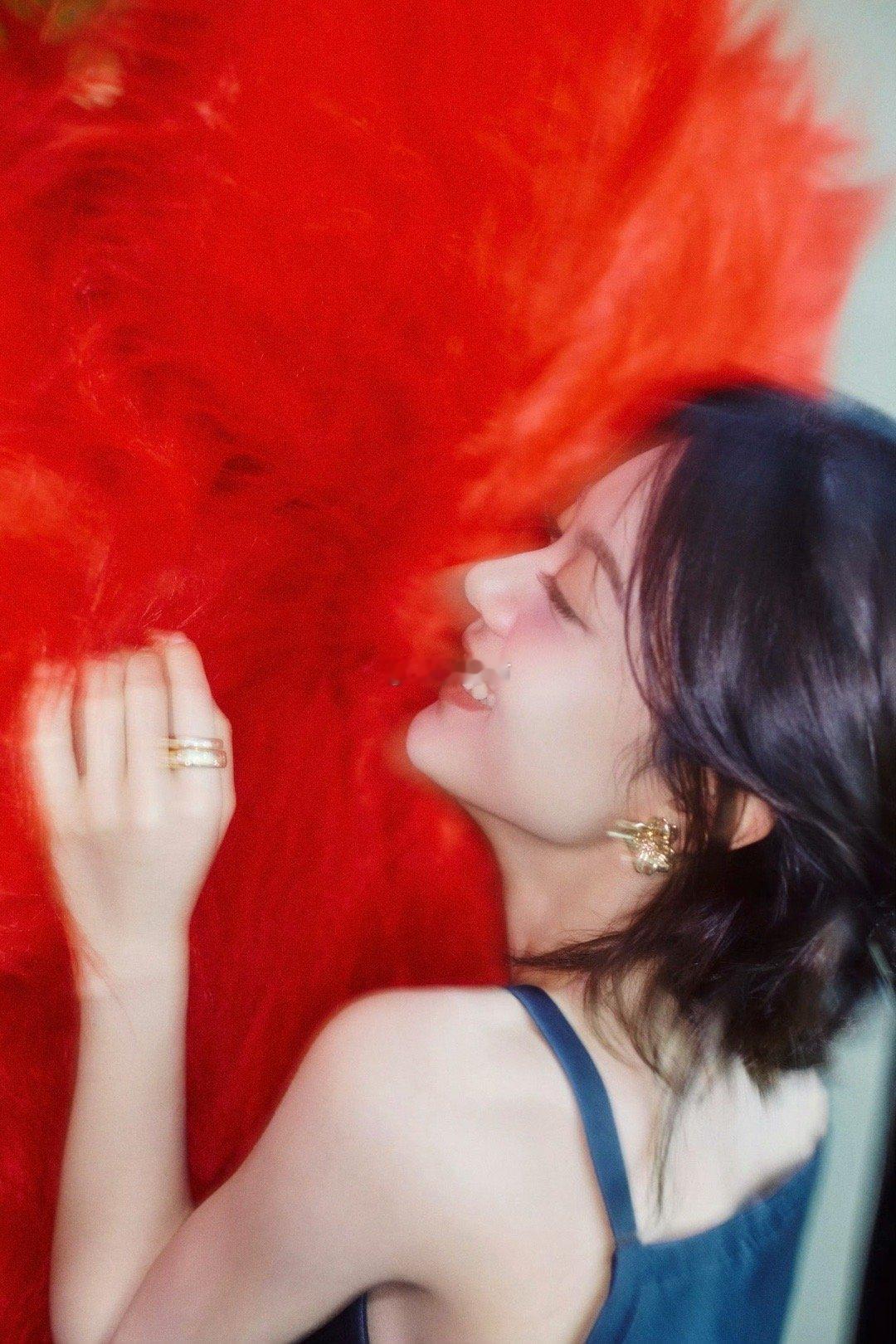 赵今麦法式缎带低盘发当发丝遇见缎带，是心动的法式浪漫！低盘发也能甜度超标，麦麦