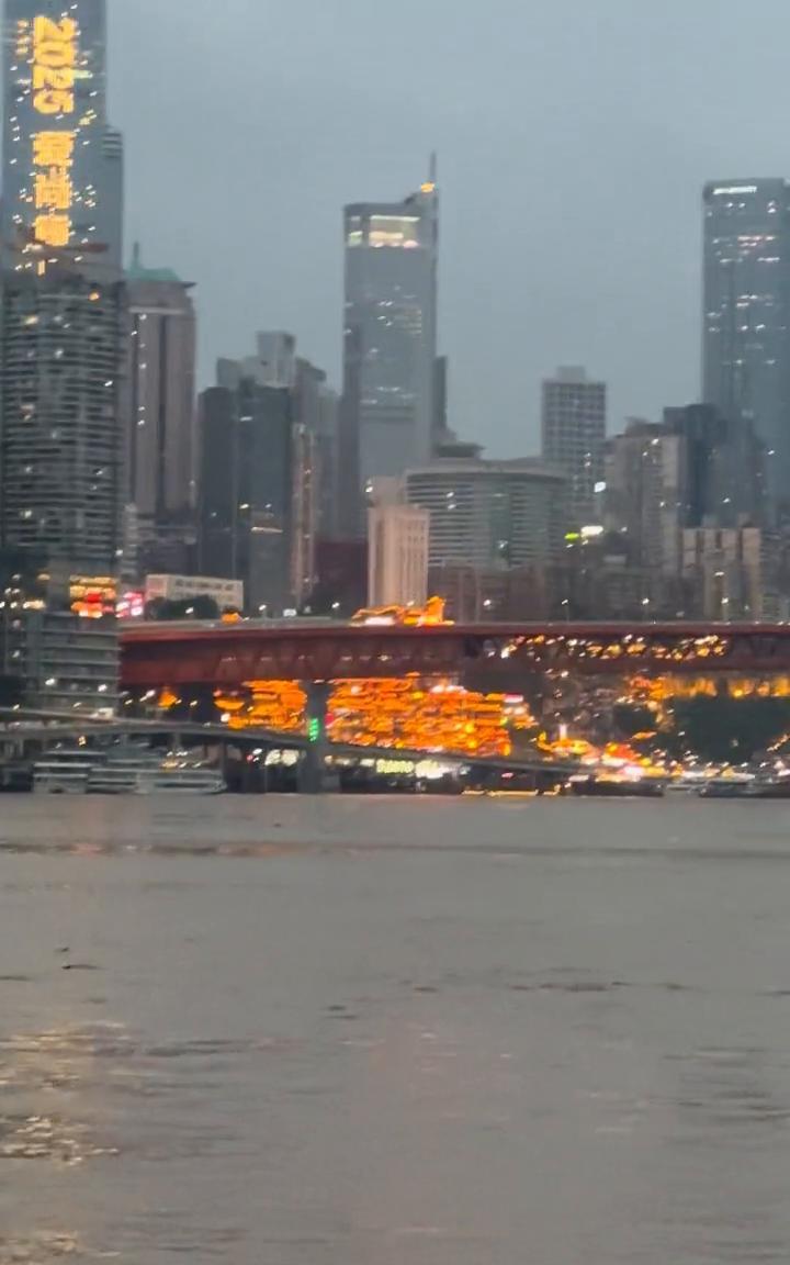 长江涨水的，但是洪崖洞没有被淹，朝天门也没被淹，南滨路也没被淹。今天水位不到一百