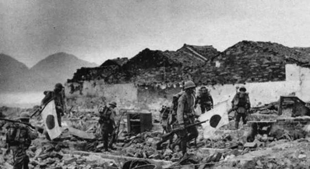 抗战中，新四军26团300人深入敌阵，忽被1500日军包围。众人劝团长突围，团长