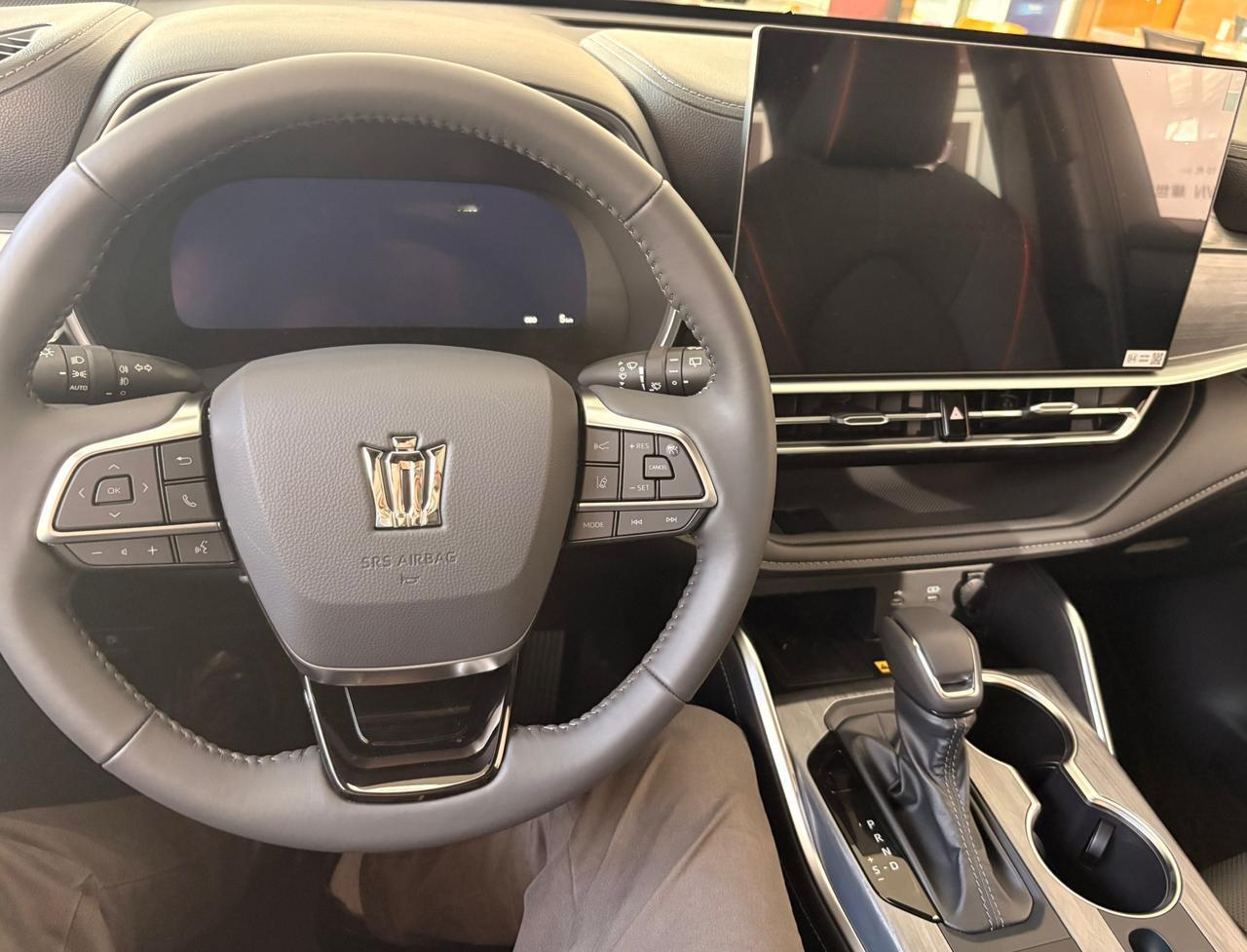 这浓眉大眼的皇冠陆放，竟然改成了这个样子？昨天去保养的时候，看了看新款的皇冠