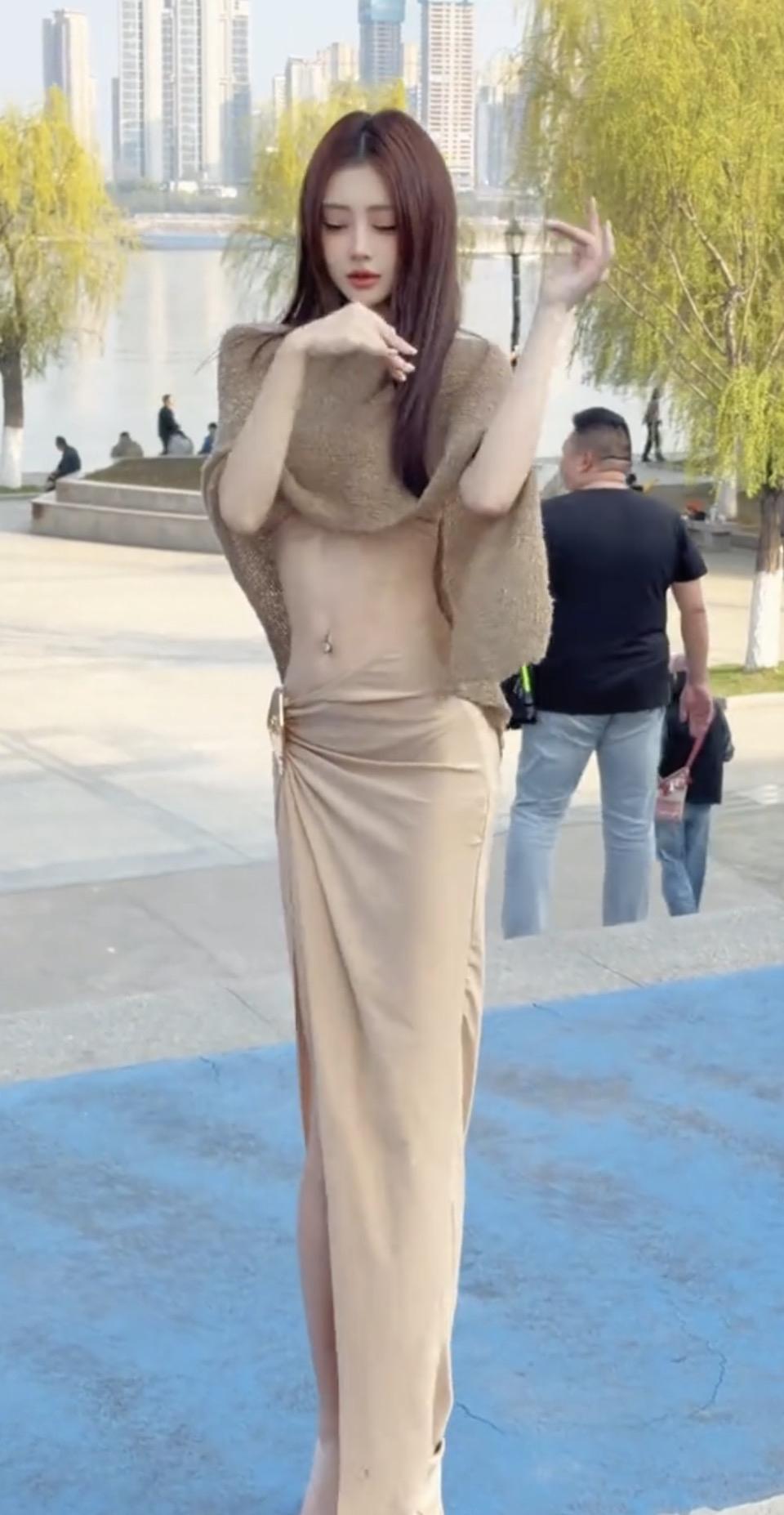 镜头给到！咱们现在在江边的春日广场，给大家拍一位超绝的舞者！你们看这光影！下