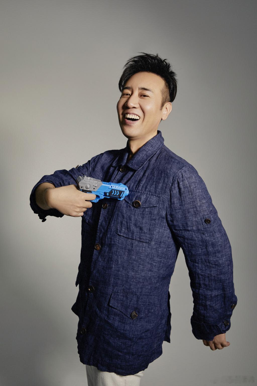 #于和伟#比起现在的于和伟老师，我更偏爱早期的他。那时的他清瘦、锋利，身上交织着文气与邪气，像一把尚