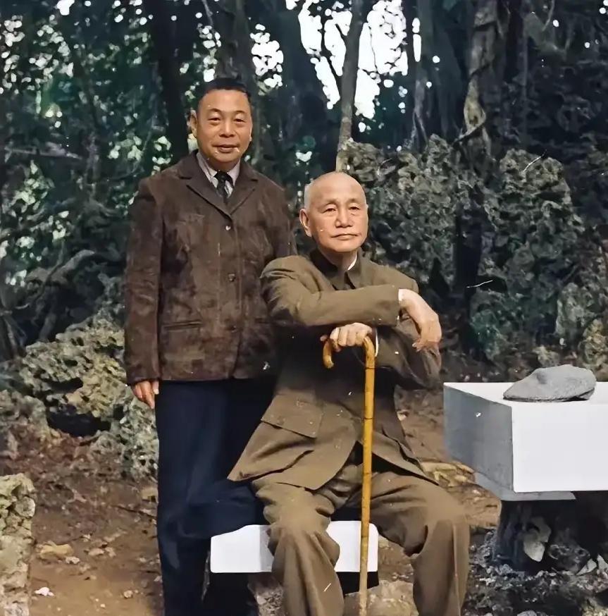晚年的蒋中正与长子蒋经国在台北，一本正经的端坐在石板上！留下一张高清照片。