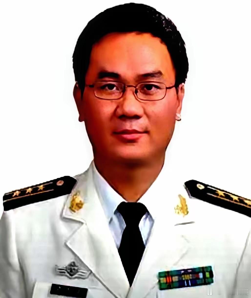 刚看这消息，我是真觉得有些“西方定论”就是用来打破的。福建舰才交接，47岁的鲁军