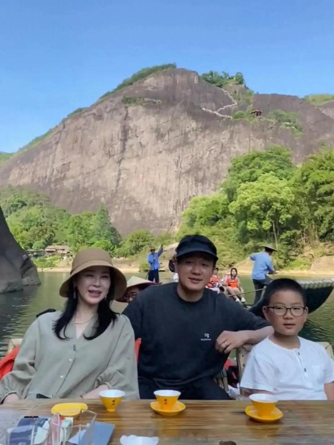佟大为儿子可爱上热搜，父子同游武夷山如复制粘贴，网友：基因太强大​​​
