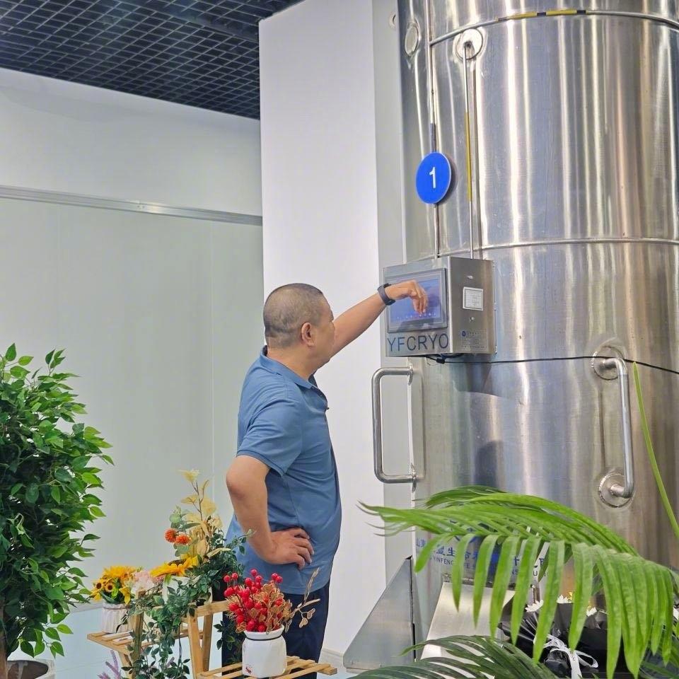 八年前，山东济南的桂军民做出了一个让所有人瞪大眼睛的决定——把身患肺癌晚期的妻子