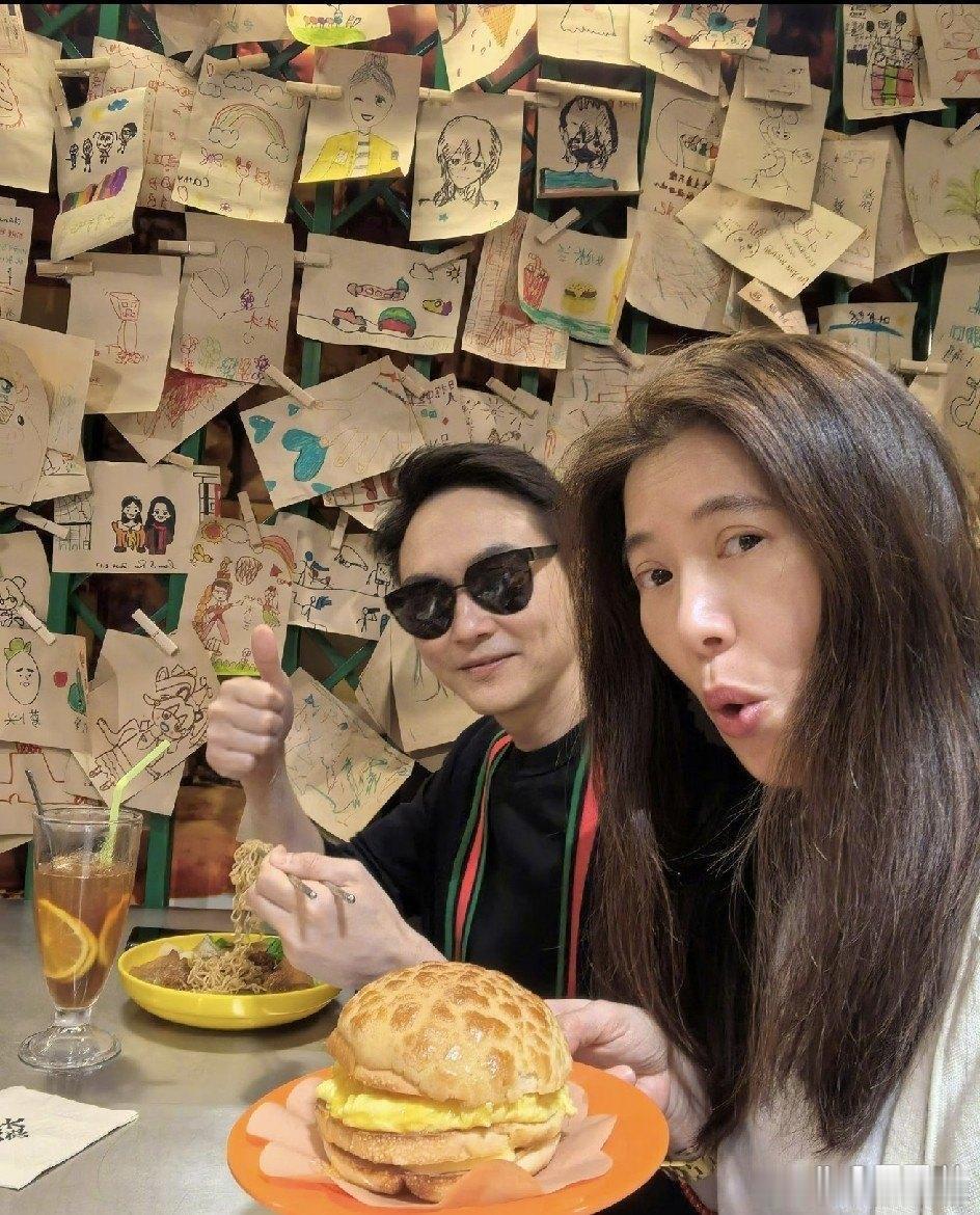 55岁袁咏仪素颜捧汉堡和老公吃饭，一头浓发蓬松到抢镜，网友：这发量能不能分我一半