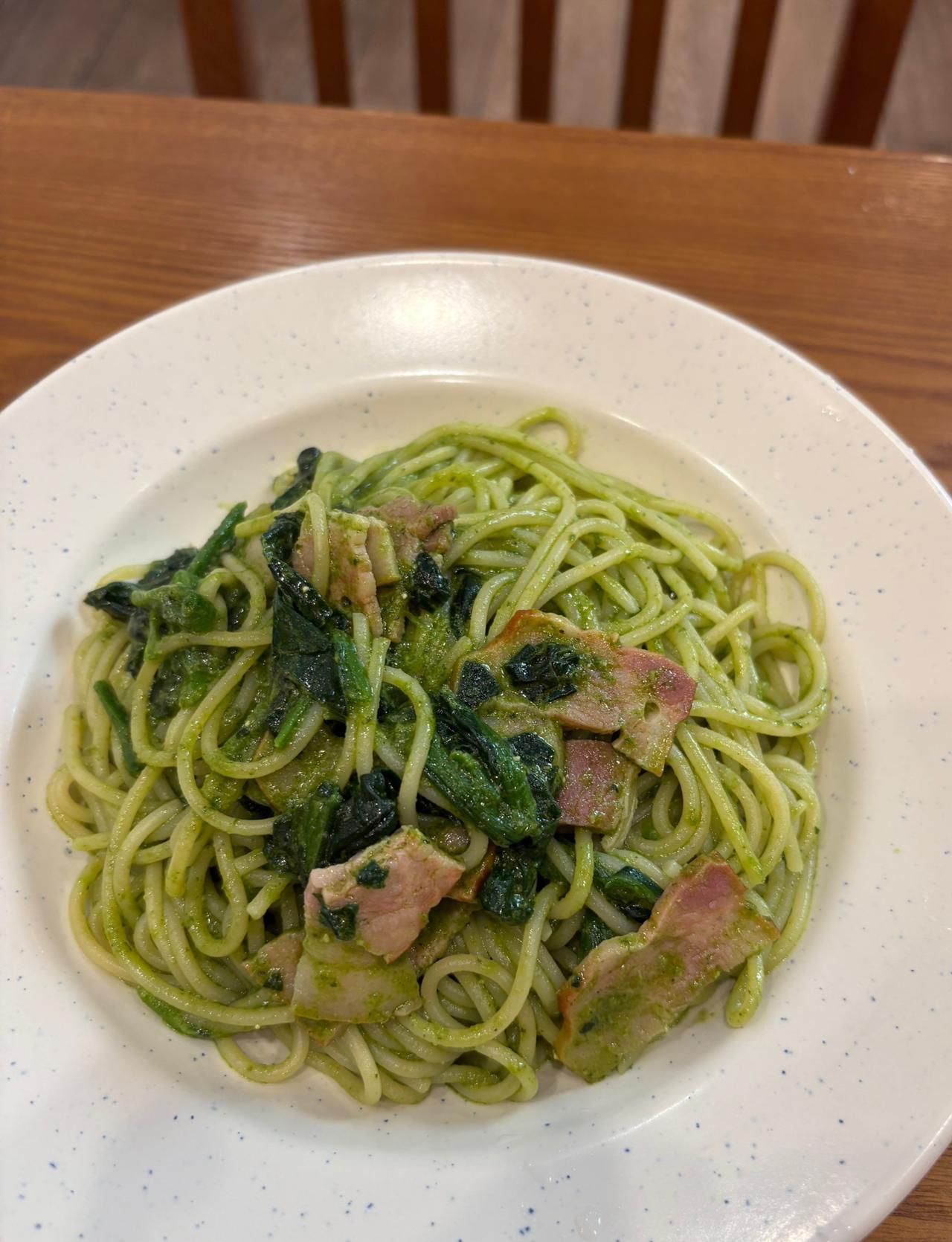 简餐。不想做饭，去店里点了个简餐。价格相当便宜，意粉18元，素菜沙拉8元，