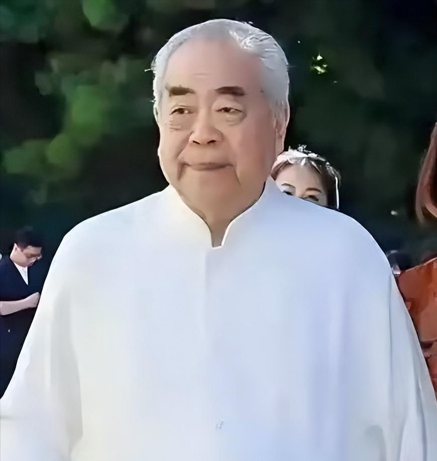 这老头又上热搜了！可是，大家不要忘记他的“光辉事迹”。主要信源：（深圳新闻网