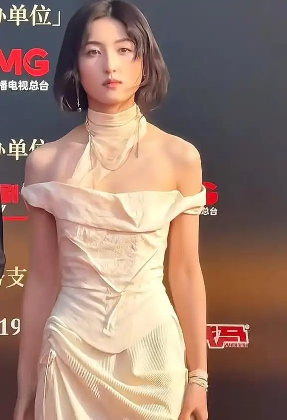 电影盛典很真实！辛芷蕾很尴尬，章子怡面相改变、张子枫显瘦！