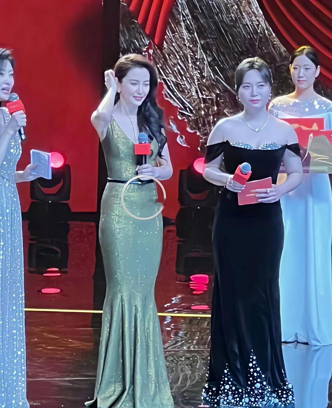 怪不得李雪琴贾玲是好朋友呢，她也瘦了。