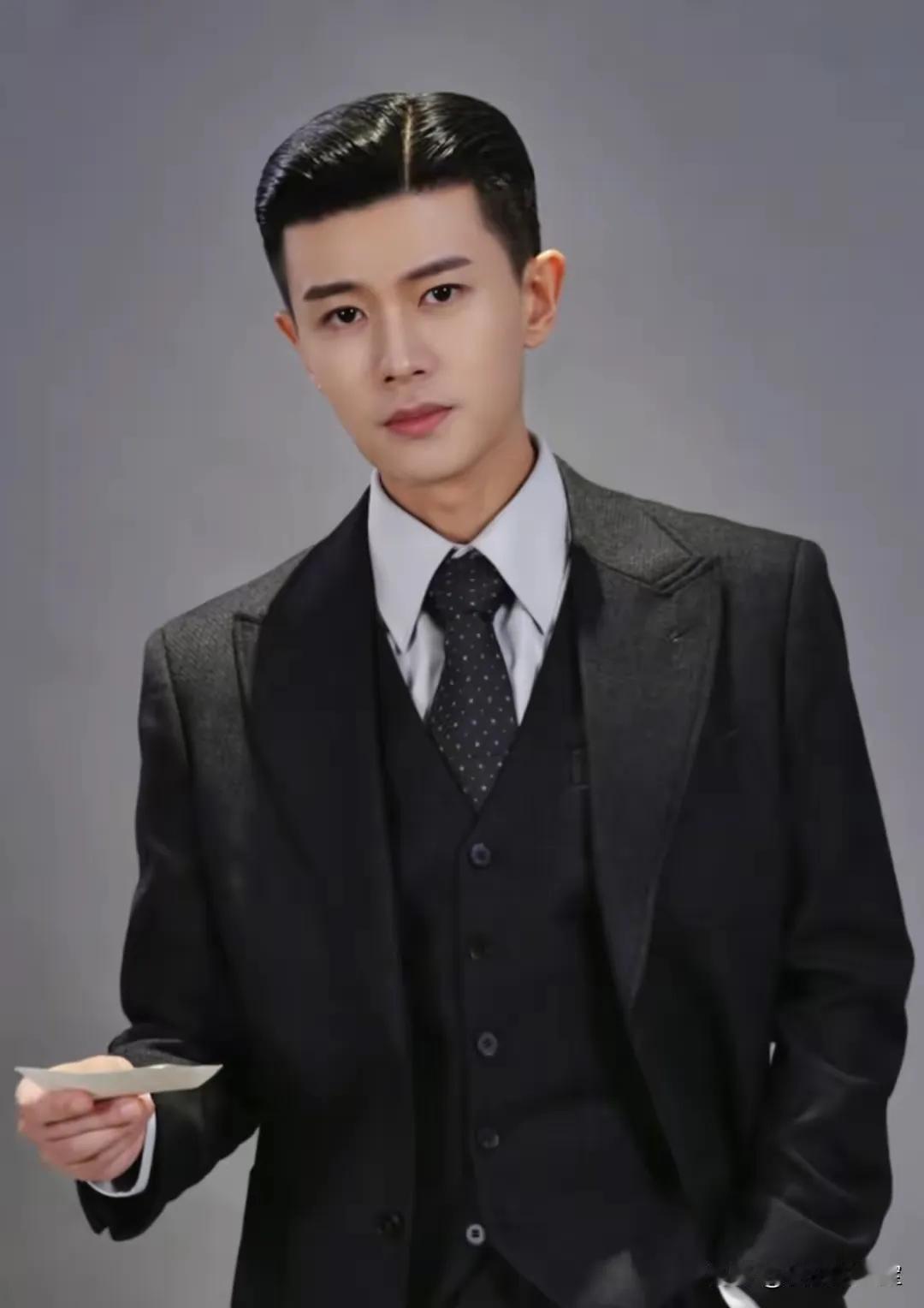 任嘉伦你退圈吧！真的别再“卷”内娱男明星了！36岁的年纪，别人都在抗发福、