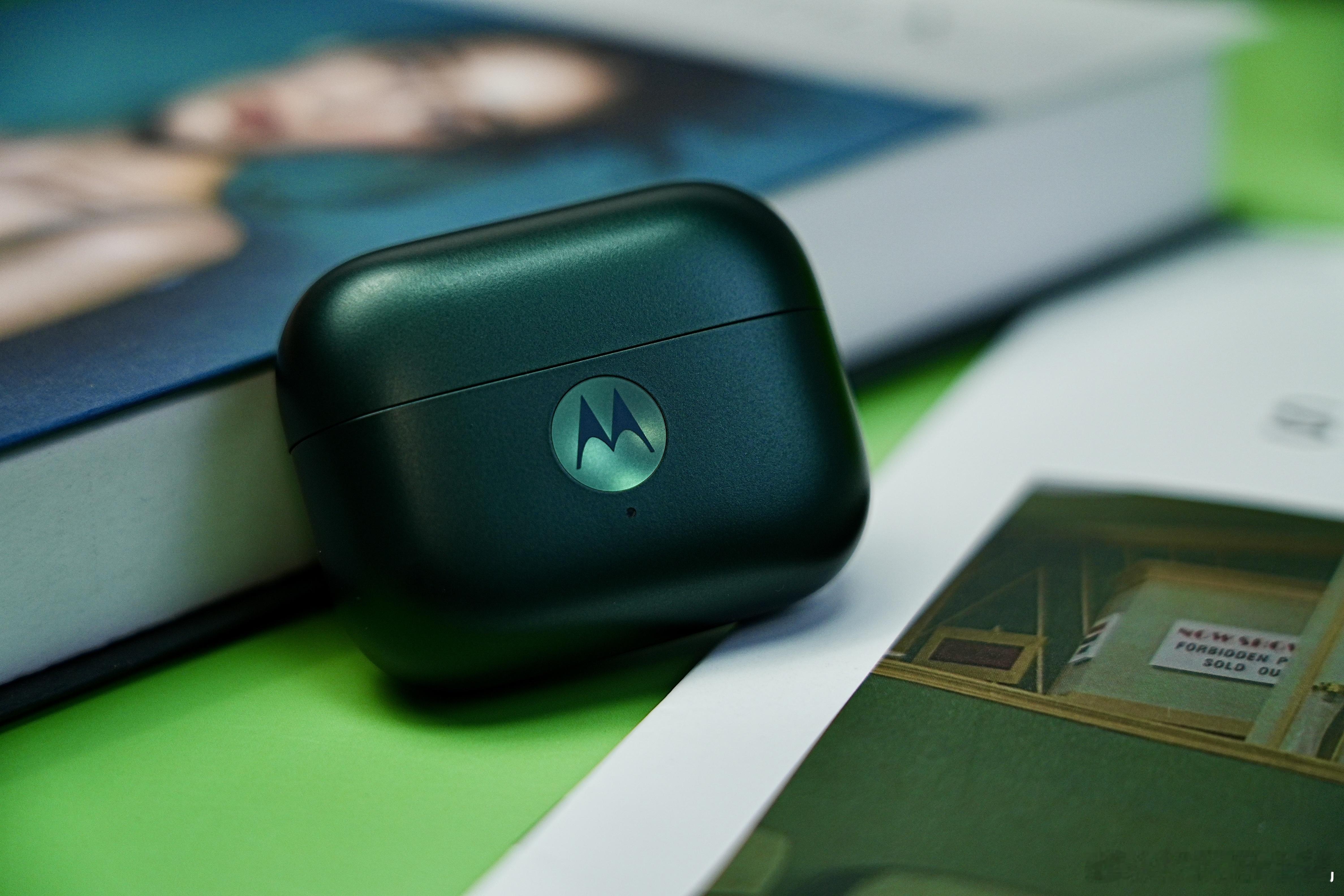 用上了Air这样轻量化的手机，再搭配motobudsClip耳夹式耳机，真的