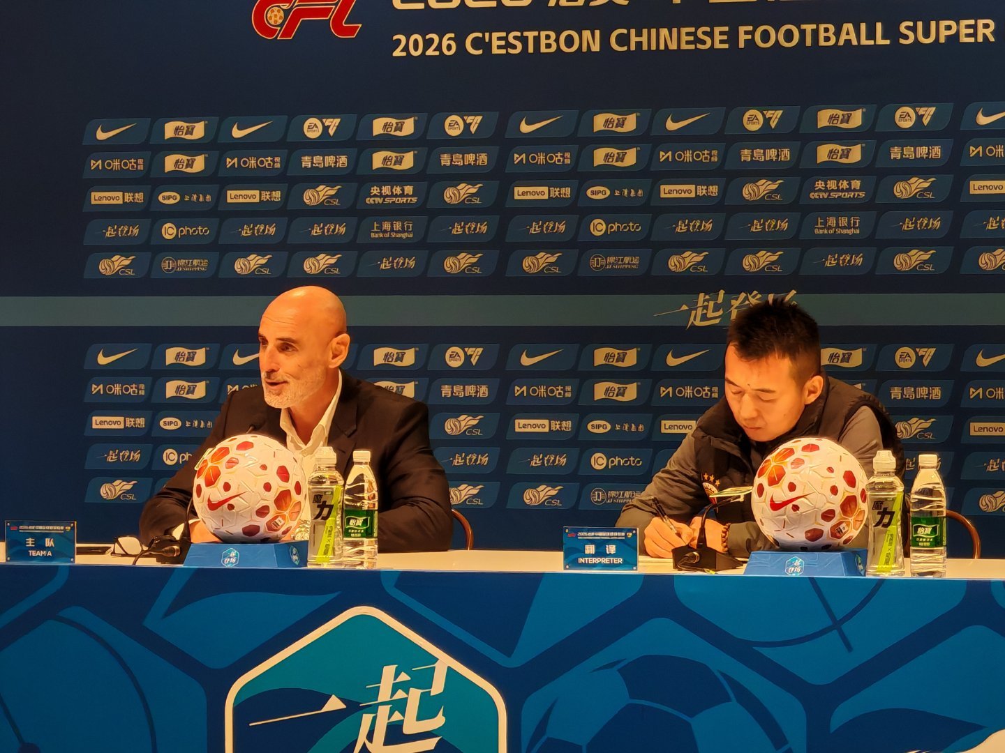 穆斯卡特：为球员自豪，球迷的支持造就绝杀。卢永涛下半场膝盖被撞击，所以换下。刘祝