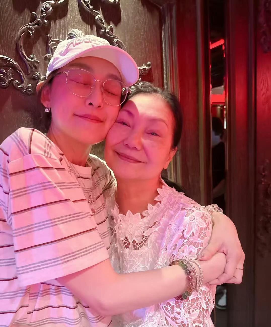 s妈看起来状态不错！远离网络几个月的她原来一直没闲着，在学习手编的过程中平复自