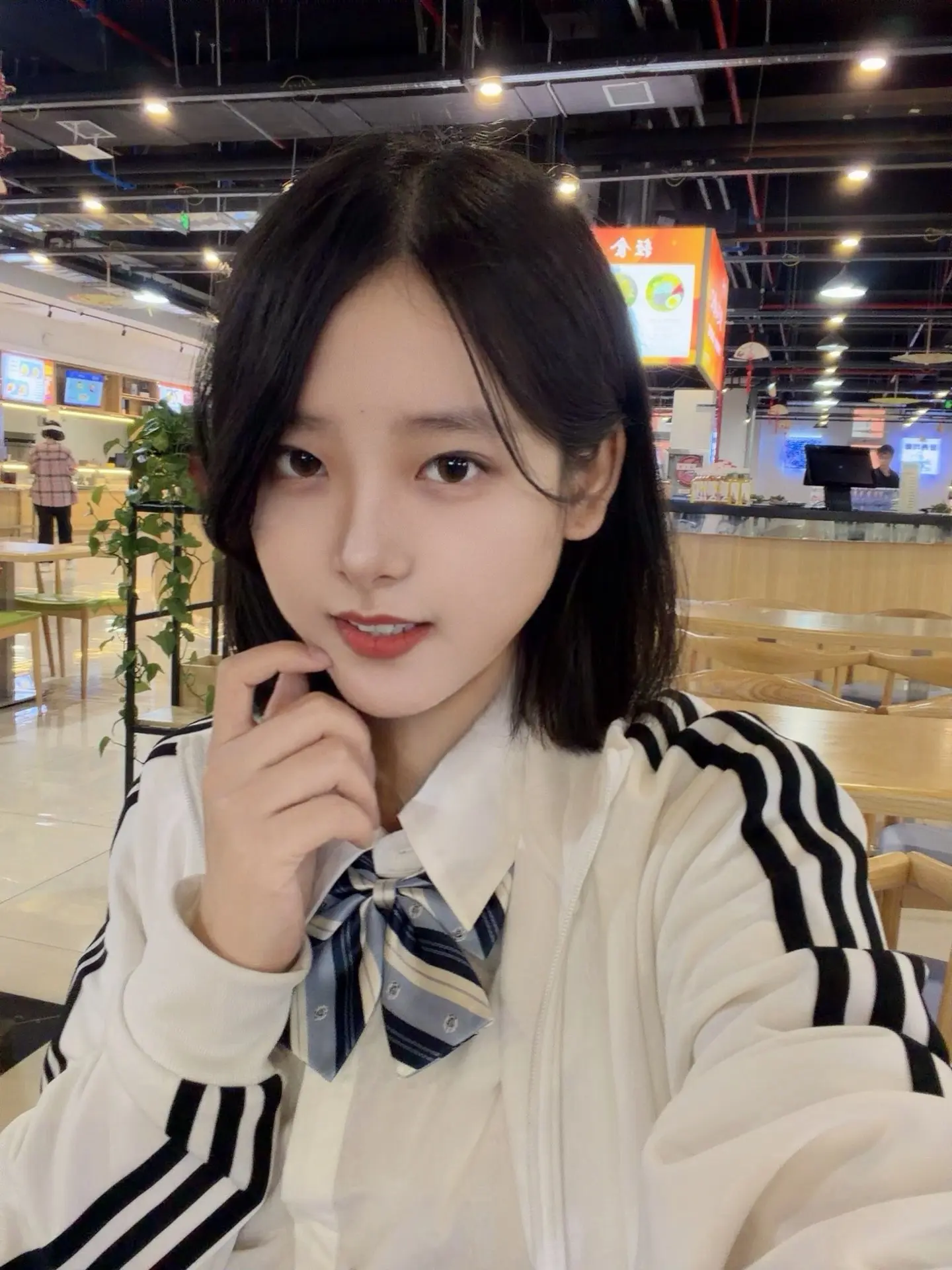 流水落花春去也⏰准备答辩啦。这两天去打印了毕业论文，九万五千字放在电脑...