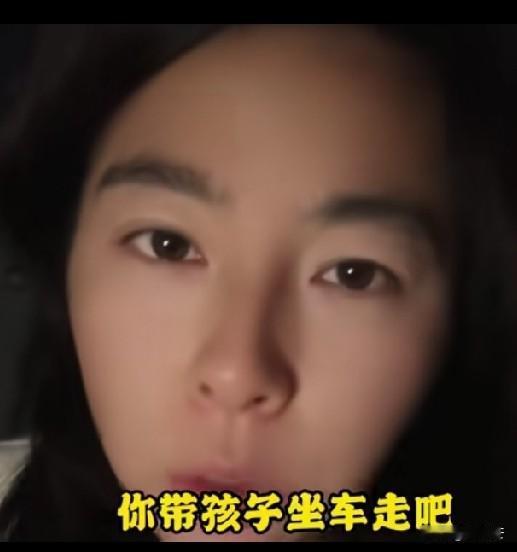 “到底爱不爱？”一女子说一家四口一起逛街，老公骑电车带着一起去的。逛完超市出商场