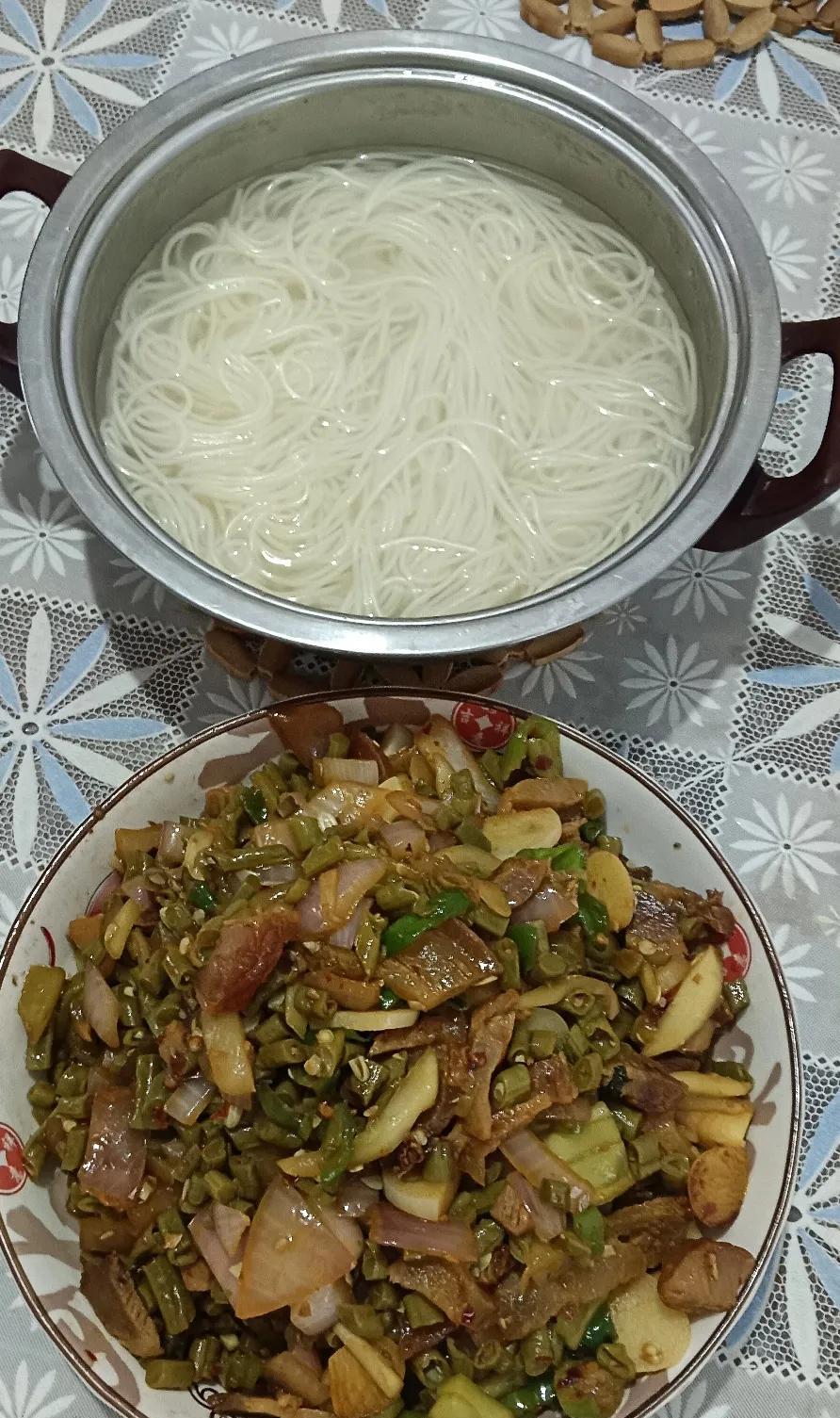 早上6点起床，到现在13个小时了，我连大门都没出，衣服也没换，就穿着睡衣，卧室里