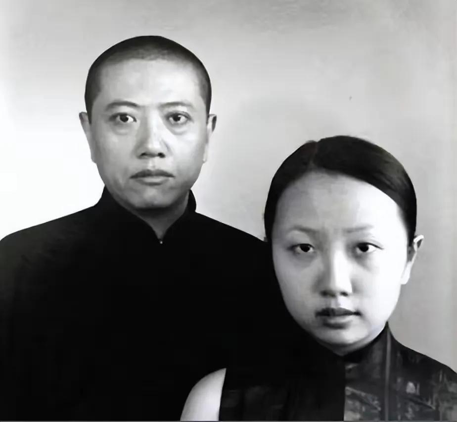 陈丹青妻子也是一位画家。陈丹青出生于上海一个具有深厚底蕴的家庭，其爷爷陈砥中毕