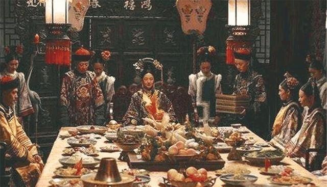 一天中午，慈禧提示宫女试菜。宫女试吃鲤鱼后很兴奋。慈禧瞟了一眼宫女，宫女即刻夹了