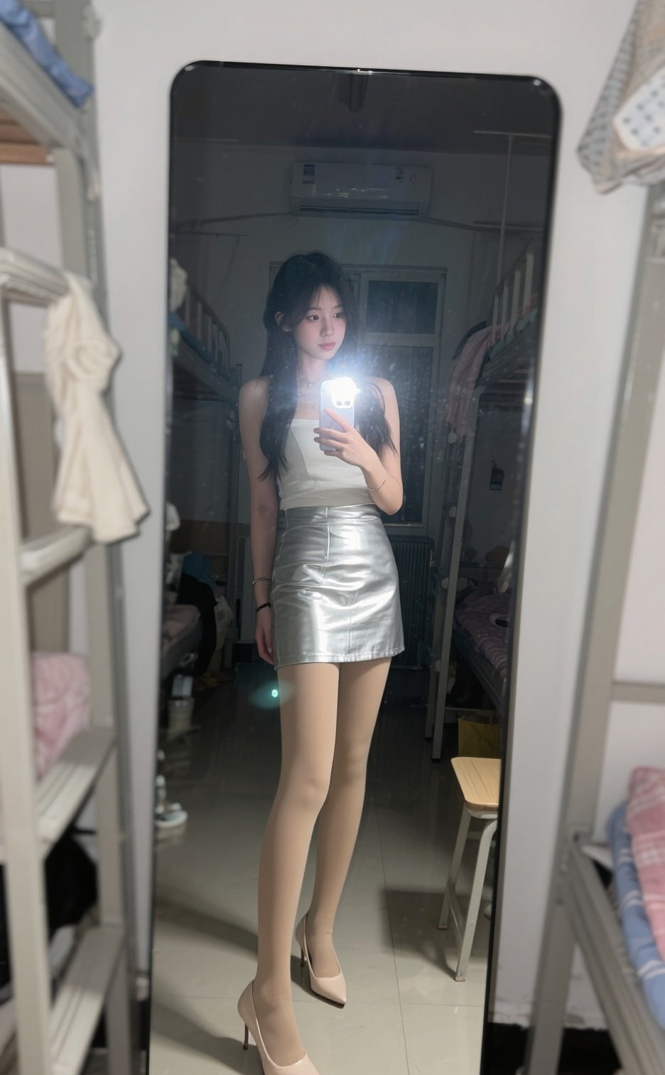 宿舍美眉对镜拍，高跟鞋撩人赴约会