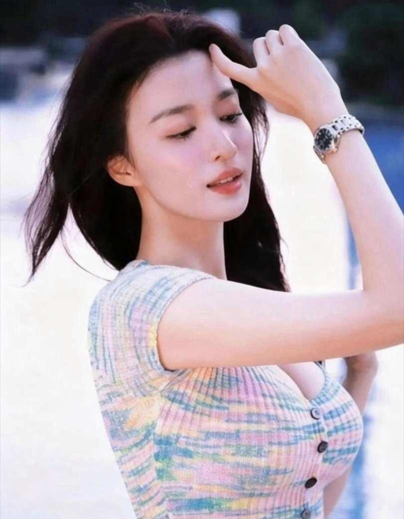 明星就是好看，就算是侧脸看着还是比较立体感的，王楚然刚刚出道的时候就很好看，一直