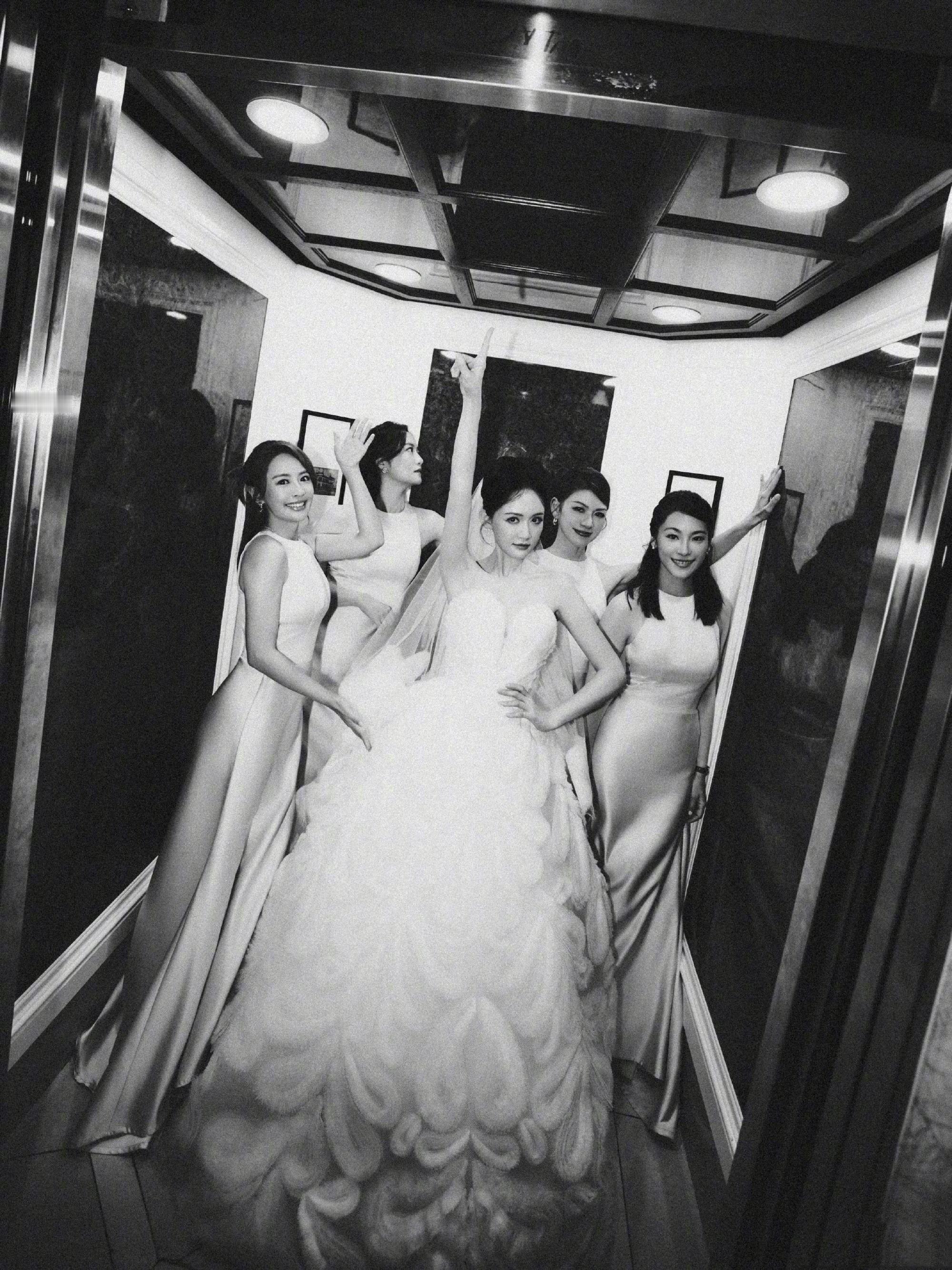 陈乔恩和姐姐的伴娘团，白纱如雪幸福满满，都是在美人啊