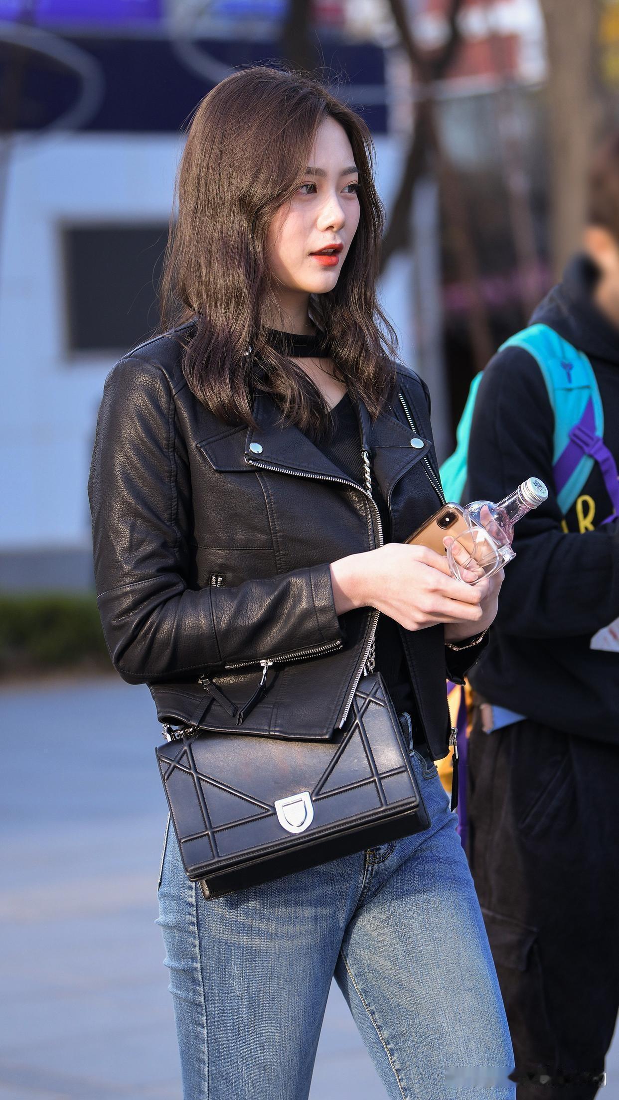 都市时尚少女这一身穿搭太绝了！黑色皮夹克又酷又飒，自带一种不羁感。它和经典的牛仔