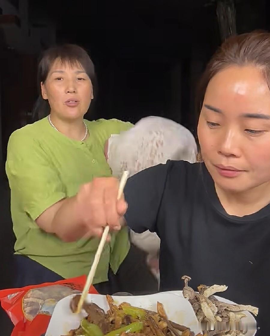 小故事！刘二蛋这一天可真够受的了，高锐他们直播带货，刘二蛋没有吃