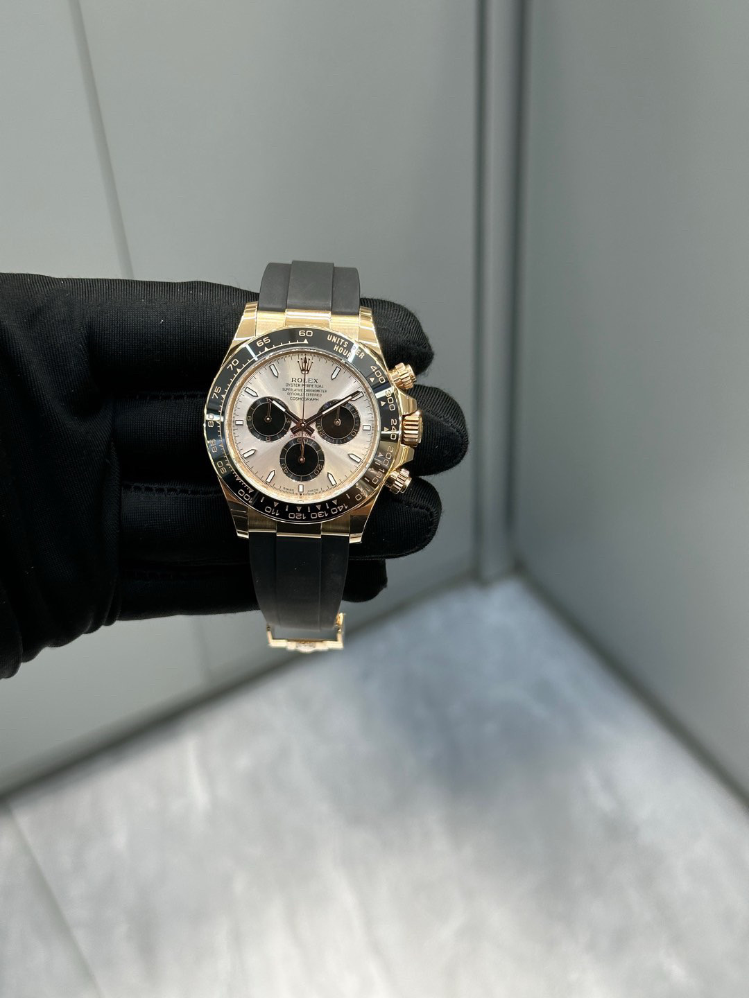劳力士玫瑰金迪通拿：奢华与性能的完美结合劳力士迪通拿（Daytona）系列一直是计时腕表中的经典，而